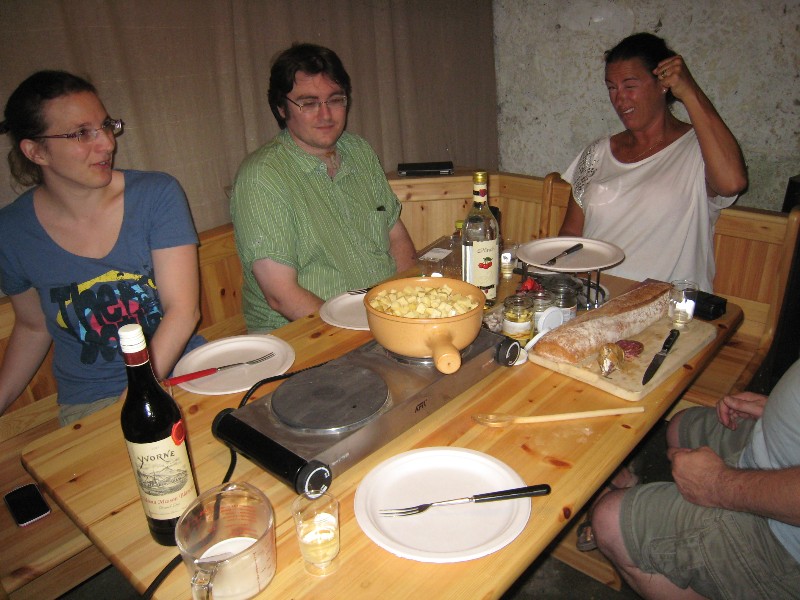 Table dans un carnotzet avec fondue sur réchaud électrique